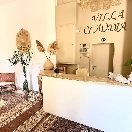 Claudia Centre - Parking Szálloda