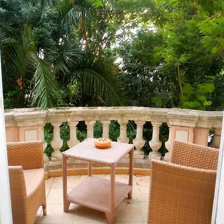 Claudia Centre - Parking Szálloda